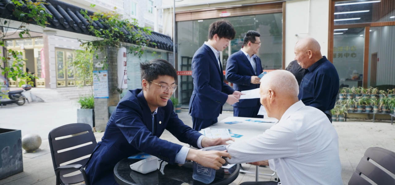 台州银行客户经理为老年客户免费量血压。 拷贝.jpg