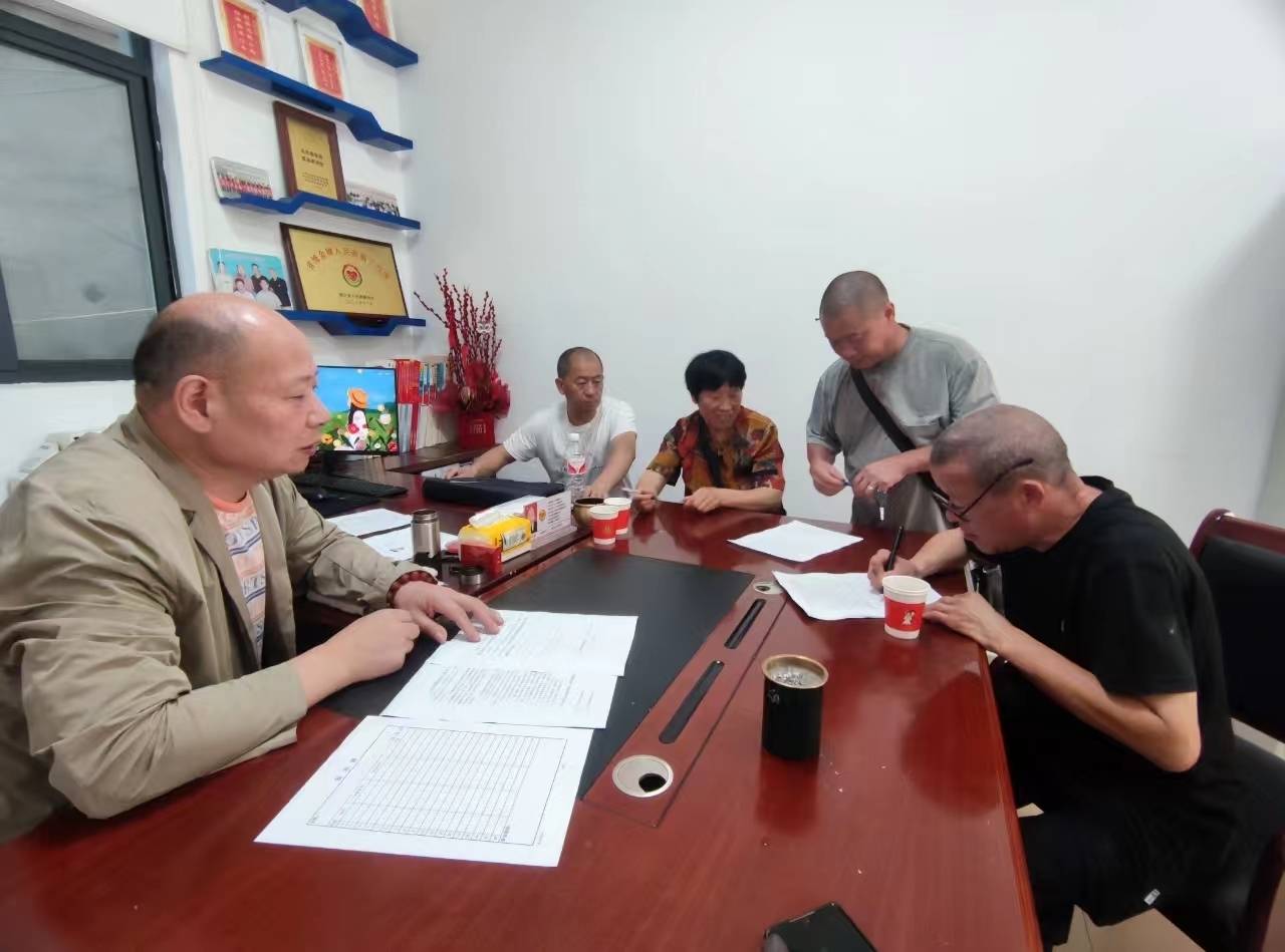 矛盾双方当事人正在签署人民调解协议书.jpg
